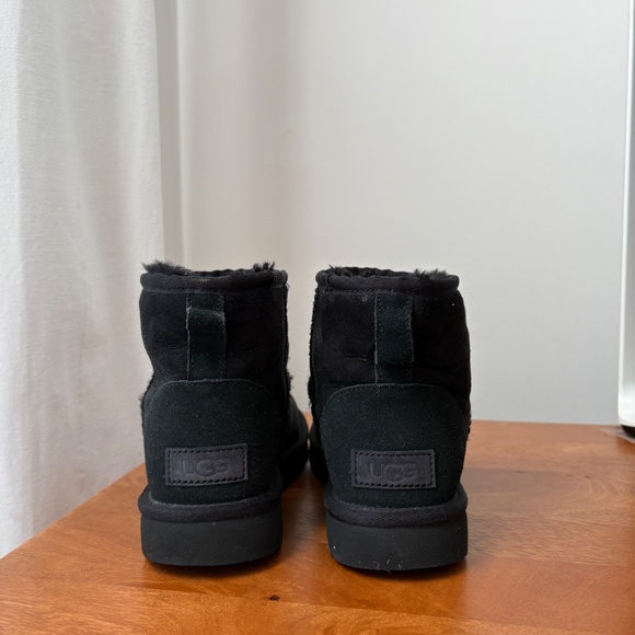 Black Womens Ugg Boots Mini Classic II Black Warm Authentic size 7 - Picture 2 of 5